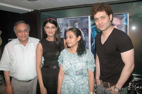 'घोस्ट' से डराने को तैयार हैं शाइनी-सयाली  | बिकनी ब्रिगेड में सयाली