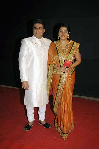 सितारों से सजा गोल्डन पेटल अवॉर्डस...|   जो दीवाना बना दे...