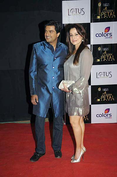 सितारों से सजा गोल्डन पेटल अवॉर्डस...|   जो दीवाना बना दे...