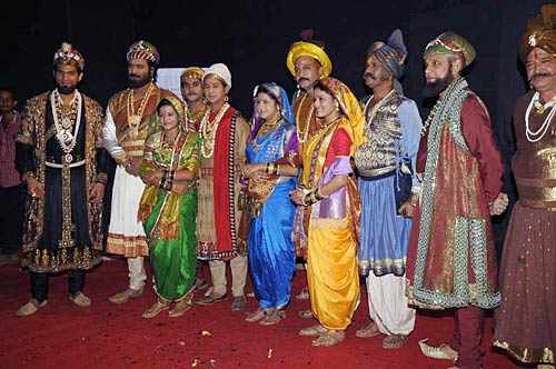 सितारों से सजा गोल्डन पेटल अवॉर्डस...|   जो दीवाना बना दे...