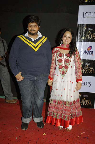 सितारों से सजा गोल्डन पेटल अवॉर्डस...|   जो दीवाना बना दे...