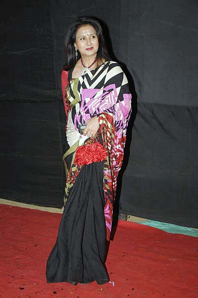 सितारों से सजा गोल्डन पेटल अवॉर्डस...|   जो दीवाना बना दे...