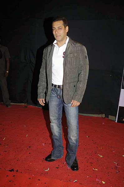 सितारों से सजा गोल्डन पेटल अवॉर्डस...|   जो दीवाना बना दे...