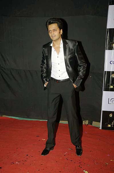 सितारों से सजा गोल्डन पेटल अवॉर्डस...|   जो दीवाना बना दे...