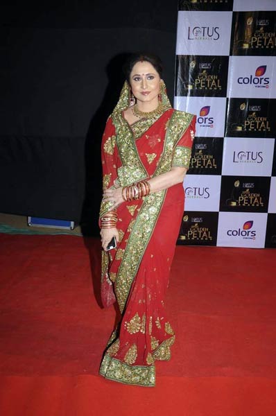 सितारों से सजा गोल्डन पेटल अवॉर्डस...|   जो दीवाना बना दे...