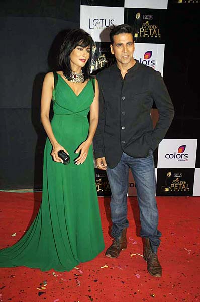 सितारों से सजा गोल्डन पेटल अवॉर्डस...|   जो दीवाना बना दे...