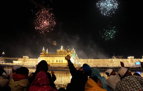 10 नवंबर 2011: तस्‍वीरों में देखें दिनभर की बड़ी खबरें | पढ़ें