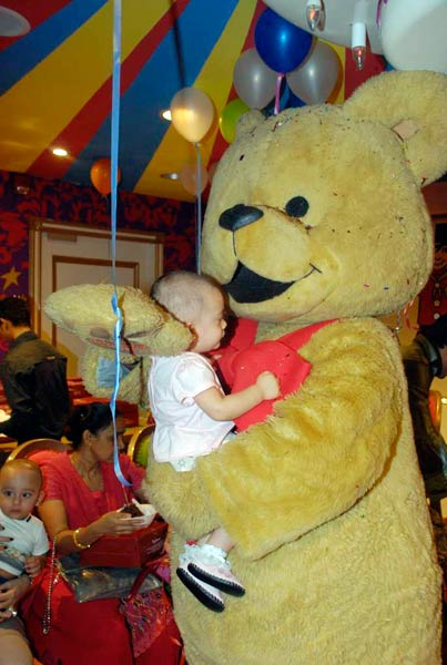 पार्टी में मान्यता संग इकरा-शहरान । मान्यता की पार्टी