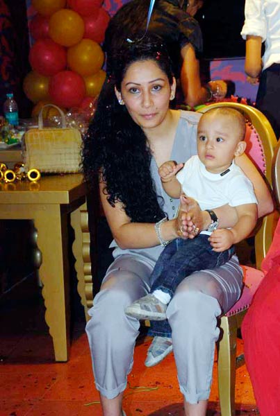 पार्टी में मान्यता संग इकरा-शहरान । मान्यता की पार्टी