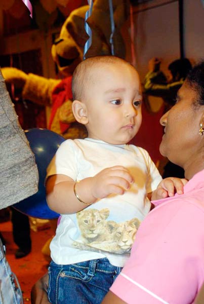 पार्टी में मान्यता संग इकरा-शहरान । मान्यता की पार्टी