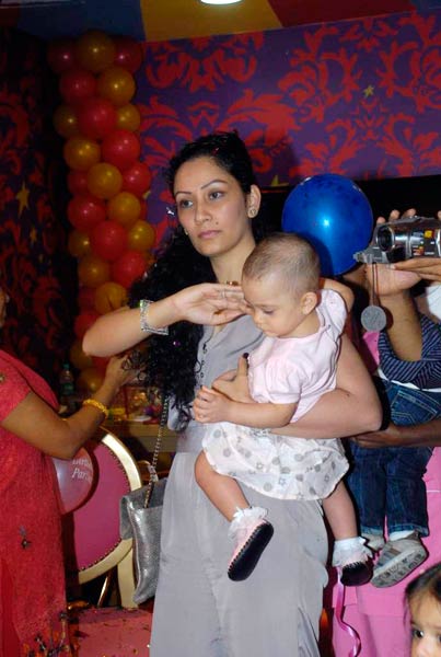 पार्टी में मान्यता संग इकरा-शहरान । मान्यता की पार्टी