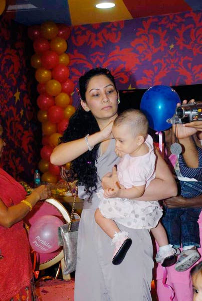 पार्टी में मान्यता संग इकरा-शहरान । मान्यता की पार्टी