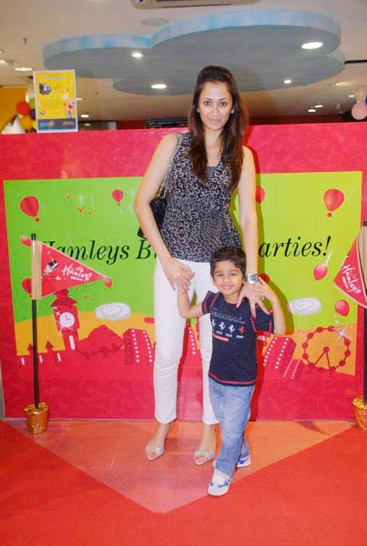 पार्टी में मान्यता संग इकरा-शहरान । मान्यता की पार्टी