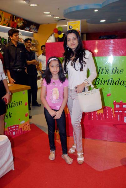 पार्टी में मान्यता संग इकरा-शहरान । मान्यता की पार्टी