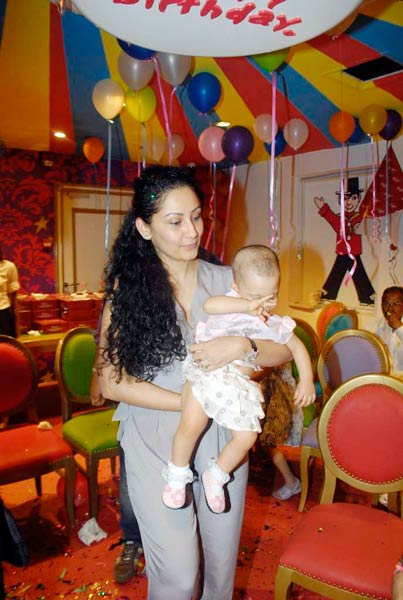 पार्टी में मान्यता संग इकरा-शहरान । मान्यता की पार्टी