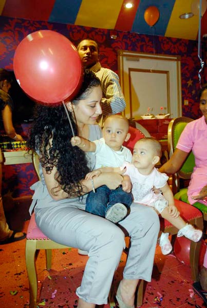 पार्टी में मान्यता संग इकरा-शहरान । मान्यता की पार्टी