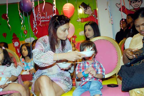 पार्टी में मान्यता संग इकरा-शहरान । मान्यता की पार्टी