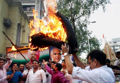 देखें युवक ने शरद पवार को कैसे मारा थप्‍पड़ | वीडियो