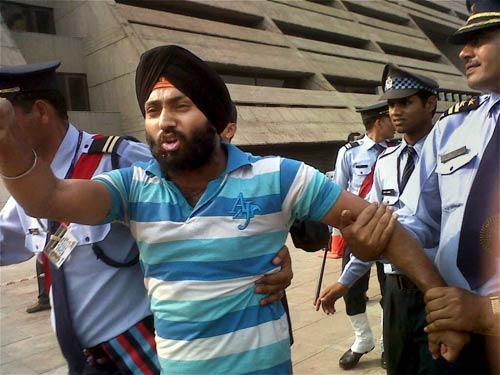 देखें युवक ने शरद पवार को कैसे मारा थप्‍पड़ | वीडियो