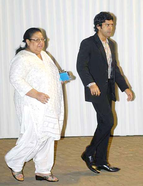 बोमन ईरानी के बेटे की रिसेप्शन पार्टी... | बोल्‍ड होती बालाएं... 