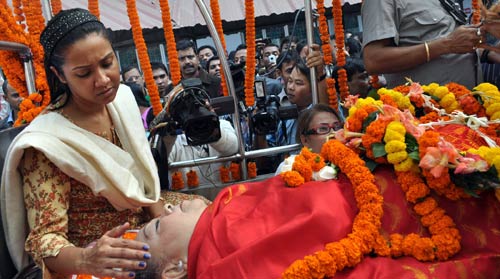 नहीं रही लेखिका इंदिरा गोस्‍वामी... | प्रोफाइल: इंदिरा गोस्‍वामी