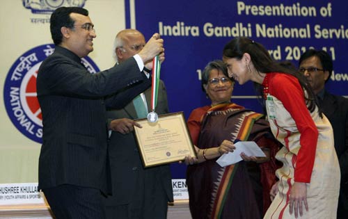 इंदिरा गांधी की जयंती पर राष्‍ट्र ने दी श्रद्धांजलि