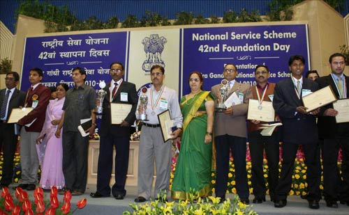 इंदिरा गांधी की जयंती पर राष्‍ट्र ने दी श्रद्धांजलि