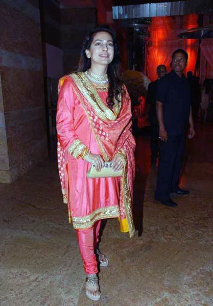 देखें जूही चावला की अनदेखी तस्‍वीरें...| सेक्‍सी सिल्‍क स्मिता