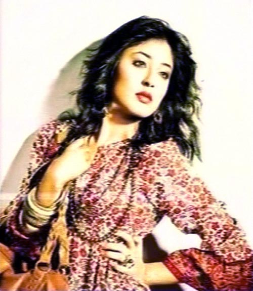 कृतिका कामरा भी हुई टॉपलेस...|   कश्‍मीरा हुईं टॉपलेस