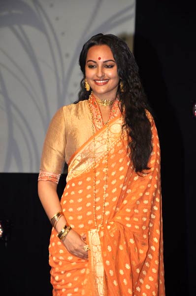 फिल्‍म 'लुटेरा'  की लॉन्चिंग...| सोनाक्षी के जलवे