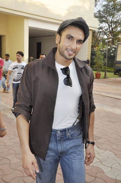 फिल्‍म 'लुटेरा'  की लॉन्चिंग...| सोनाक्षी के जलवे