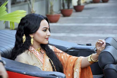 फिल्‍म 'लुटेरा'  की लॉन्चिंग...| सोनाक्षी के जलवे