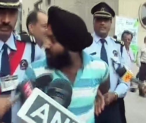 देखें युवक ने शरद पवार को कैसे मारा थप्‍पड़ | वीडियो