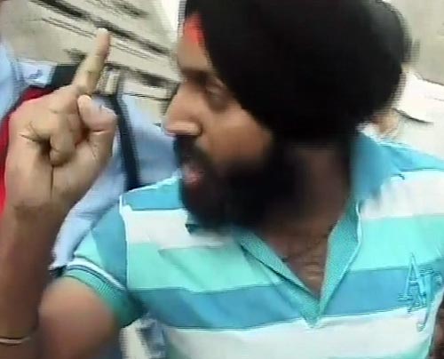 देखें युवक ने शरद पवार को कैसे मारा थप्‍पड़ | वीडियो