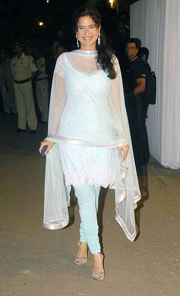 बोमन ईरानी के बेटे की रिसेप्शन पार्टी... | बोल्‍ड होती बालाएं... 