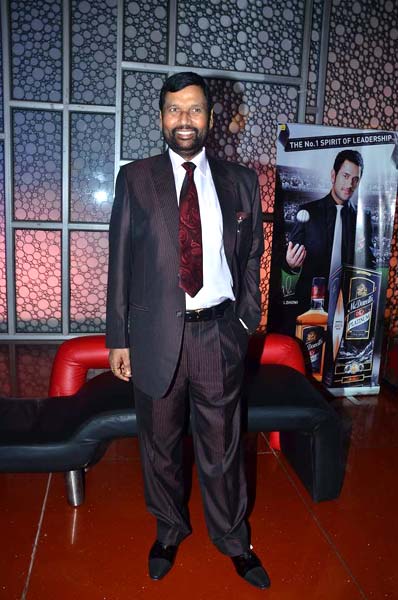 फिल्‍म 'मिले ना मिले हम' का प्रीमियर  | कंगना की अदा