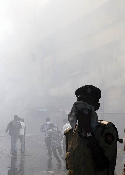 मुंबई के मार्केटिंग कॉम्‍प्‍लेक्‍स में भयंकर आग