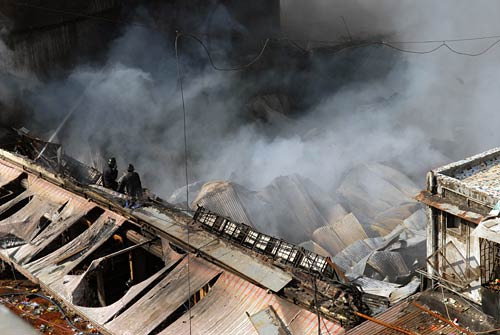 मुंबई के मार्केटिंग कॉम्‍प्‍लेक्‍स में भयंकर आग