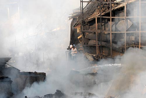 मुंबई के मार्केटिंग कॉम्‍प्‍लेक्‍स में भयंकर आग