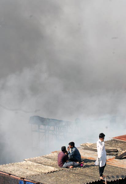 मुंबई के मार्केटिंग कॉम्‍प्‍लेक्‍स में भयंकर आग