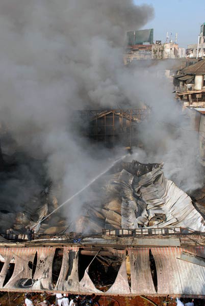 मुंबई के मार्केटिंग कॉम्‍प्‍लेक्‍स में भयंकर आग