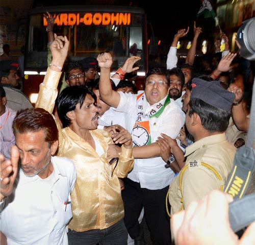 देखें युवक ने शरद पवार को कैसे मारा थप्‍पड़ | वीडियो