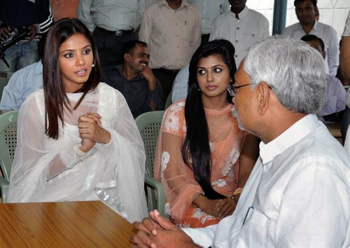 14 नवंबर 2011: तस्‍वीरों में देखें दिनभर की बड़ी खबरें | पढ़ें