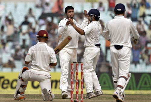 कोलकाता टेस्‍ट में जीत से 7 विकेट दूर भारत