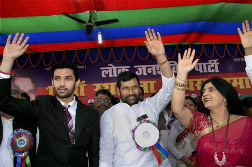 28 नवंबर 2011: तस्‍वीरों में देखें दिनभर की बड़ी खबरें | पढ़ें