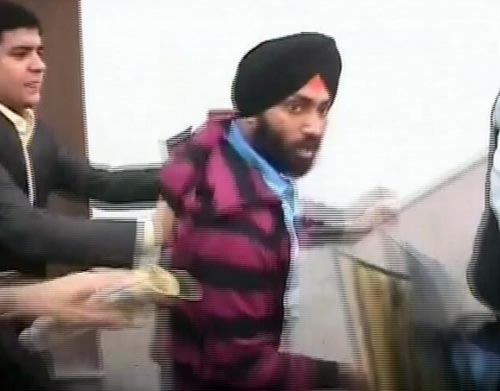 देखें युवक ने शरद पवार को कैसे मारा थप्‍पड़ | वीडियो