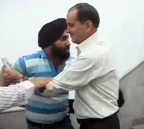 देखें युवक ने शरद पवार को कैसे मारा थप्‍पड़ | वीडियो