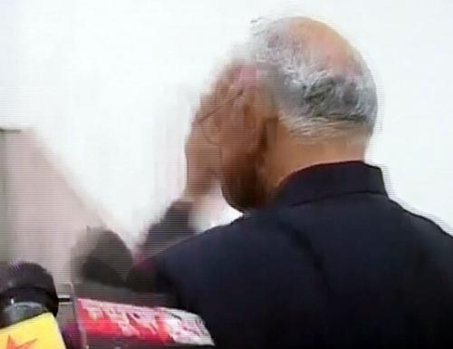 देखें युवक ने शरद पवार को कैसे मारा थप्‍पड़ | वीडियो