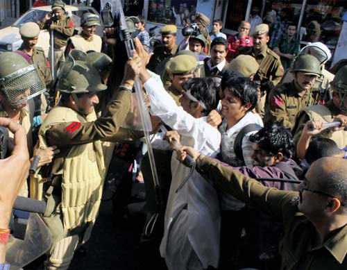 8 नवंबर 2011: तस्‍वीरों में देखें दिनभर की बड़ी खबरें