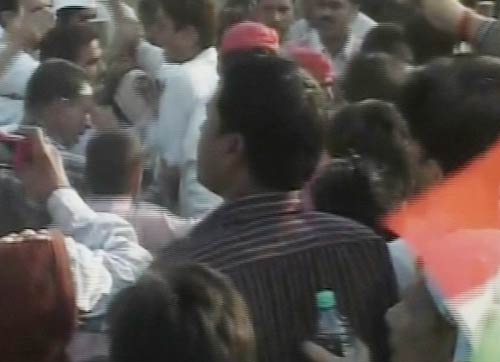 राहुल गांधी की रैली में फिर हंगामा | वीडियो देखें